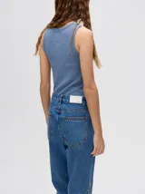 Musculosa crop de algodón, color azul grisáceo, con tejido acanalado (rib) y cuello redondo. Presenta un pequeño logo bordado en el centro del pecho.