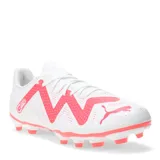 Championes de fútbol Puma Future Play FG / AG, color blanco con detalles en rosa. Presentan el logo de Puma en el lateral y suela con tapones para césped natural o artificial.