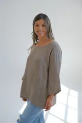 Camisa de lino color visón, de corte holgado y mangas 3/4.