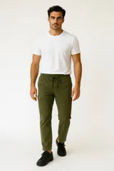 Pantalón cargo verde oliva de algodón, corte recto, tiro medio y cintura con cordón ajustable.