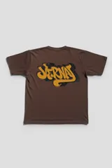 Remera marrón de algodón premium con estampa DTF trasera y frontal del logo de VERNAL intervenido con estilo graffiti en tonos flúo y pastel.