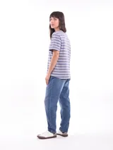Remera blanca con rayas horizontales azul marino, de corte recto y manga corta.