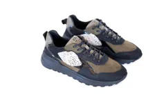 Championes con base negra y detalles en verde oliva, gamuza y charol.