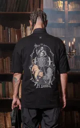 Remera negra de manga corta con cuello redondo y calce oversize. Estampa en sublimación con diseño de la carta del tarot 'El Carro'.