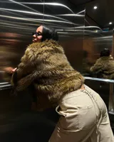 Pantalón de vestir color beige claro, de corte recto y tiro alto, con textura de piel de serpiente grabada.