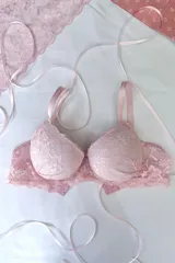 Soutien de copa armada con aro, confeccionado en puntilla rosada con detalle de encaje floral. Posee breteles elásticos regulables.