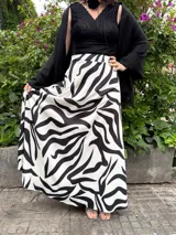 Pollera larga de satén con estampado de cebra en blanco y negro.