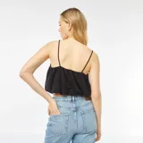 Musculosa corta negra con breteles finos y escote recto con fruncido.