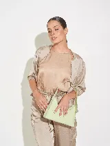 Cartera de mano color verde claro con efecto charol y textura tipo piel de cocodrilo. Tiene asa corta y herrajes plateados.