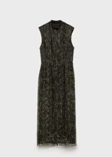 Vestido midi sin mangas, con cuello perkins y estampado de serpiente en tonos verdes y negros.