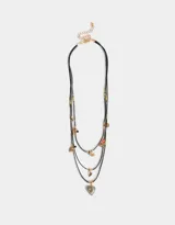 Collar corto de cordón negro con múltiples dijes dorados y piedra en forma de corazón.