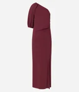 Vestido midi evasê color borgoña, confeccionado en viscolino, con escote asimétrico de un solo hombro, manga corta abullonada y frunces.