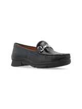 Mocasín de charol negro con detalle de hebilla metálica plateada.