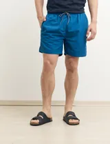 Short de baño azul con cintura elástica y cordón ajustable.