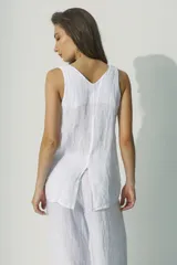 Blusa negra sin mangas con escote en V y abertura en el centro.