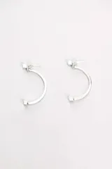 Par de aros de plata 925 con forma de semicírculo y topes cuadrados.