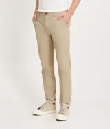 Pantalón de vestir azul marino, de corte recto, con bolsillos laterales y traseros. Se ajusta a la cintura con cinturón de cuero marrón.