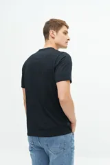 Remera negra de manga corta con logo estampado en el pecho y corte regular.
