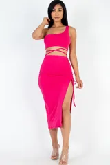 Conjunto de falda y top fucsia. Falda midi con tajo lateral, frunce y cordón ajustable.