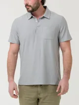 Remera polo azul jaspeado de poliéster reciclado y spandex, con calce moderno, cuello polo abotonado y bolsillo en el pecho.
