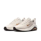 Championes Nike Bella 7 de mujer, color crema con logo dorado.