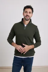 Sweater color beige de tejido elastizado de algodón y poliéster, con medio cierre en el cuello, detalles de tela de algodón al tono y tirador de eco cuero.