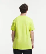 Remera color amarillo flúor de corte recto, con cuello redondo y manga corta. Presenta un bordado de una rosa negra en el lado izquierdo del pecho.