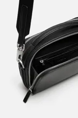 Bandolera negra con acabado grabado, compartimento principal con cierre de cremallera, bolsillo interior con cremallera, bolsillo trasero con cremallera y asa de hombro ajustable.