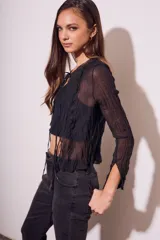 Blusa negra traslúcida de viscosa con textura arrugada, mangas largas acampanadas y escote en V con lazos.