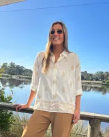 Camisa o sobrecamisa color crudo con bordado de cachemir en color beige.