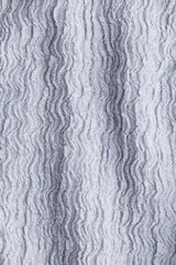 Top entallado color celeste en punto con textura. Modelo con escote bote, manga japonesa y costuras laterales fruncidas para un efecto drapeado suave.