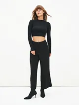 Pantalón negro de corte palazzo con cintura alta y botón.