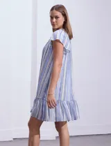 Vestido corto estampado, marca Marissa Olivia. Cuello a la base con frunce y lazo de ajuste. Terminación de ruedo con volado. Forro interno a tono.