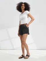 Short color verde lima, con cintura elástica y lazo ajustable.
