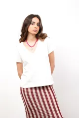 Remera blanca de algodón con cuello en V y etiqueta de goma con logo.