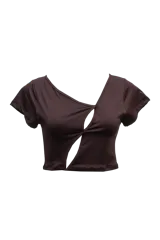 Top corto color marrón chocolate, de lycra eco friendly, con escote asimétrico y mangas cortas.