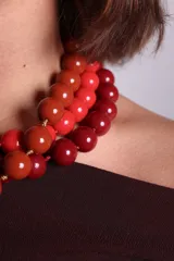 Collar corto con cuentas grandes color rojo.