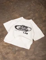 Remera de corte boxy en color blanco con estampado gráfico en el frente.