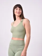 Top deportivo color verde claro, con breteles anchos y textura acanalada.