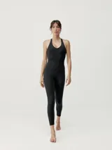 Mono largo negro de tejido Shapplex_B con efecto moldeador y escote en V.