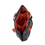 Bolso tote negro de tela resistente al agua, con asas de correa negras con borde naranja. Tiene cierre principal, bolsillos laterales (uno con cierre), seis bolsillos internos, diseño plegable y capacidad de 14,5 litros.