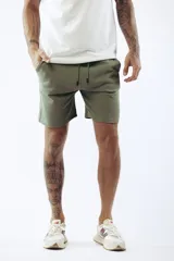 Bermuda deportiva color ladrillo, con cintura elastizada y cordón ajustable.