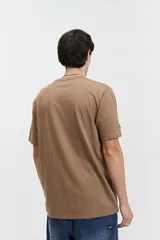 Remera celeste de manga corta con cuello redondo y estampado con letras en el frente.