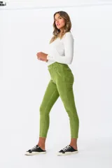 Pantalón de pana verde lima, de tiro alto y corte ajustado.