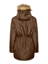 Chaqueta parka color marrón con capucha con borde de piel sintética, cierre frontal con cremallera y botones a presión, ajuste en la cintura y bolsillos funcionales.