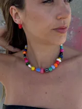 Collar corto con cuentas de cerámica, cristales checos, ojo de tigre y piedras sintéticas de colores. Se cierra con cadena de acero quirúrgico y ganchito para regular el largo.