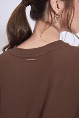 Remera blanca de corte recto y mangas cortas.