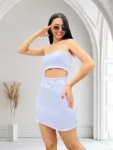 Conjunto de top bandeau y minifalda color negro.