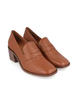Zapato tipo mocasín color marrón cuero, con detalle de antifaz y tacón bloque de madera.