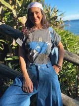 Remera gris con estampa de águila azul y texto 'Powerful Woman' en dorado.